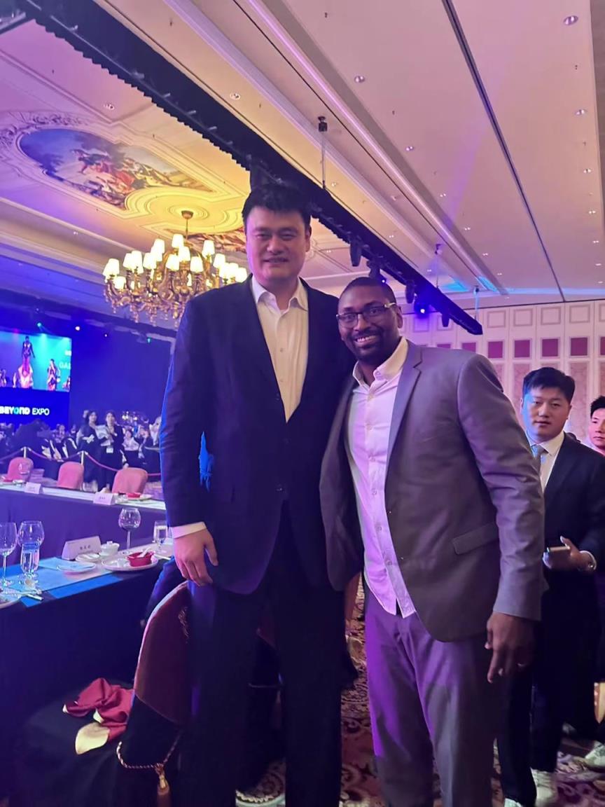阿泰斯特曬與姚明合照：這是我最喜歡的隊(duì)友 姚！！
