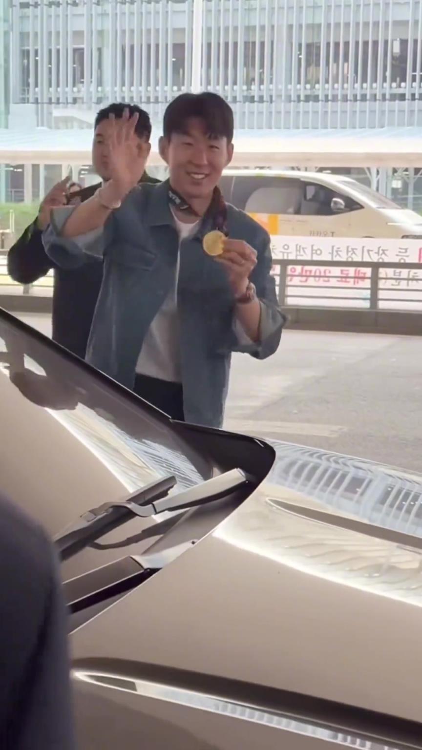 衣錦還鄉(xiāng)！孫興慜返回韓國(guó)，眾多女球迷讓其把歐聯(lián)獎(jiǎng)牌戴上