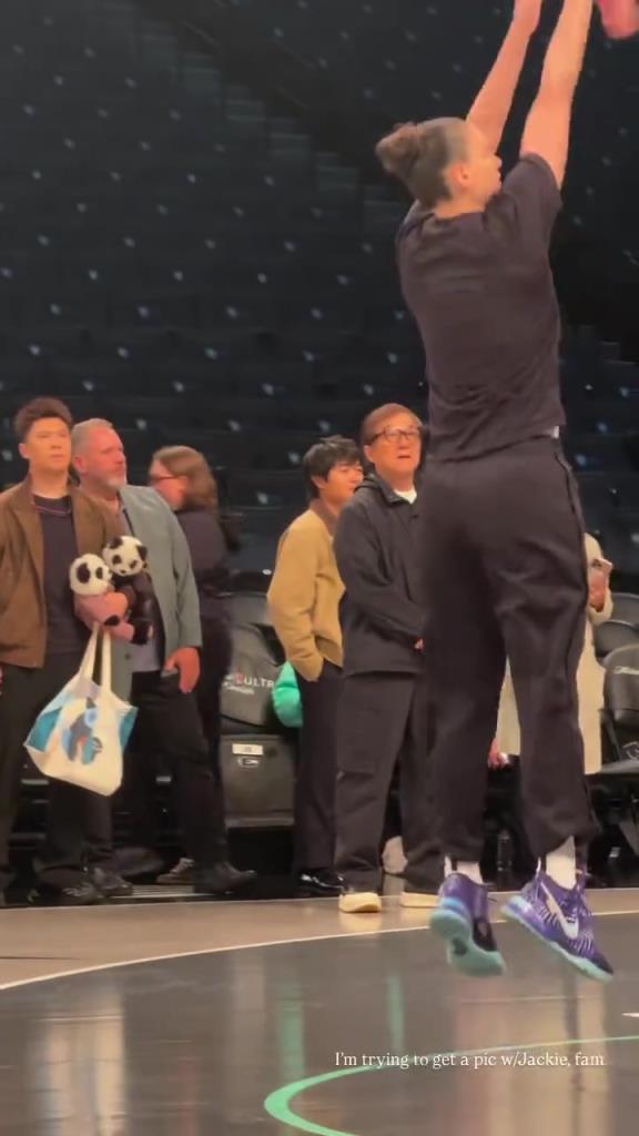 71歲成龍現(xiàn)身巴克萊中心看女籃比賽：她們投籃怎么那么準(zhǔn)?。?！