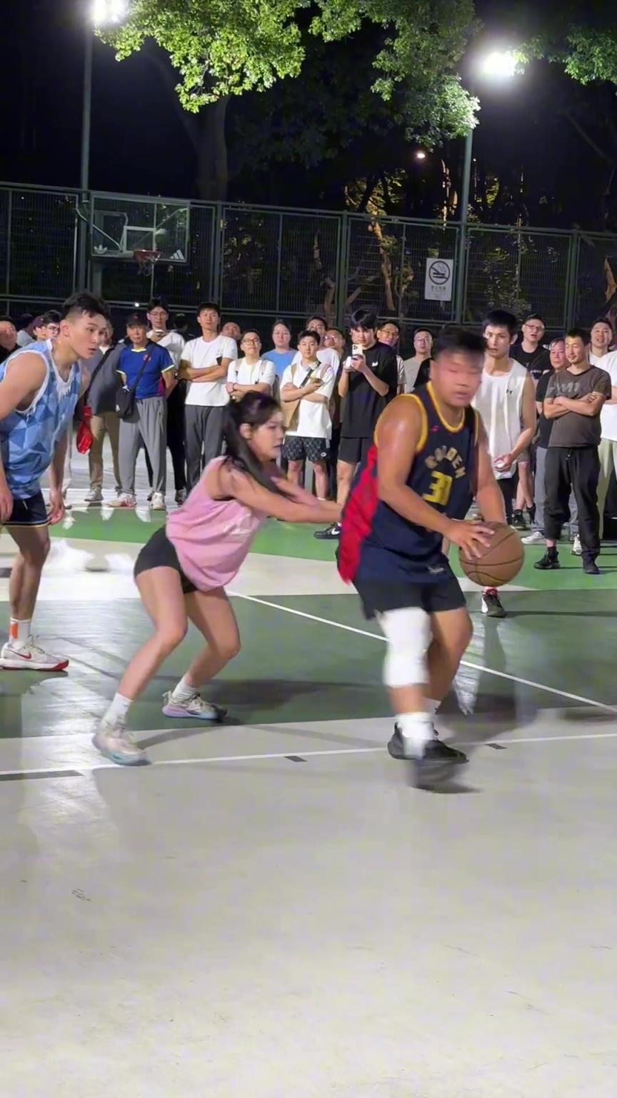 這哥們看見防自己的是女生，一個勁背打，球也不傳了